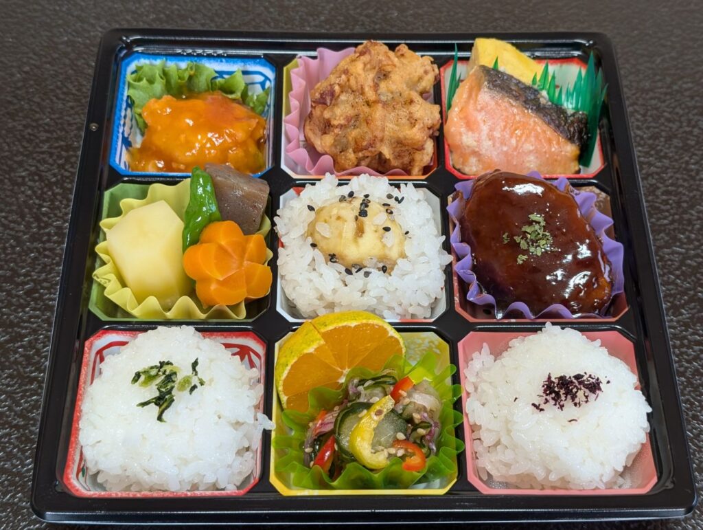 『季節限定！』　　「夢大地館」お弁当＆お惣菜コーナーにて　　陳列販売している　幕の内弁当　　季節限定の・・・『栗ご飯』入り　　その時々のお得な限定メニューなど　　ラベルシールを要チェック！　　お見逃しなく数に限りがございますので、売切れゴメンです。